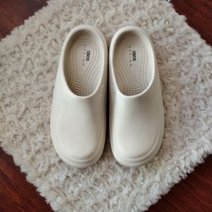 🌻 ASOS Design Molded Clogs in Cream Women's Slip On Water Shoes 👣